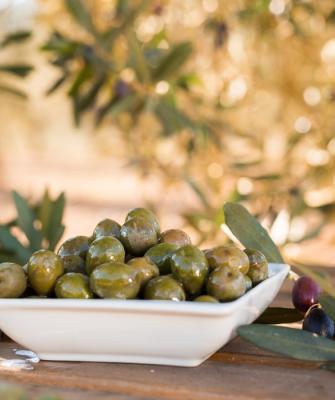 Ελιές σε λευκό πιάτο