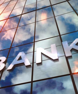 Τράπεζα σε γυάλινο κτίριο