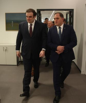 Κυριάκος Πιερρακάκης γραφείο