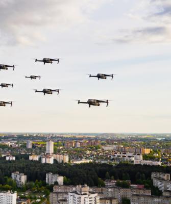 Σμήνος drones πάνω από πόλη