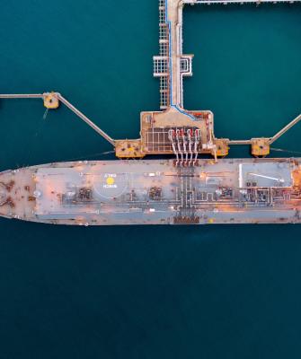 δεξαμενόπλοιο σε σταθμό LNG