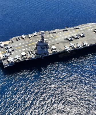 Αμερικανικό αεροπλανοφόρο στη θάλασσα