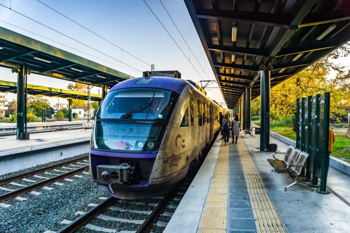Προαστιακός στο σιδηροδρομικό σταθμό Προαστιακός σιδηρόδρομος τρένο