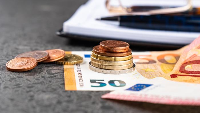 Μετρητά και ευρώ σε γραφείο Χαρτονόμισμα και κέρματα ευρώ