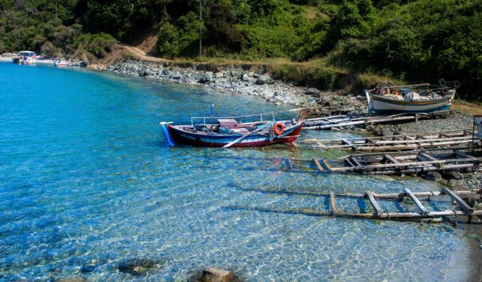 Παραλία Κόκκινο Νερό με ψαρόβαρκες Βάρκα στο Κόκκινο Νερό