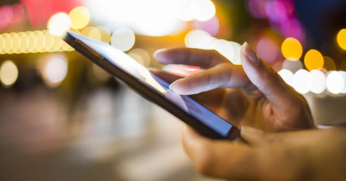 Άτομο χρησιμοποιεί smartphone Χρήση κινητού τηλεφώνου