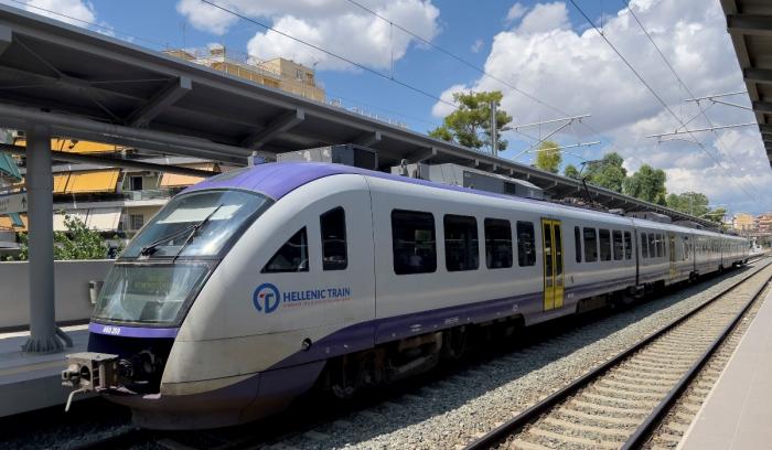 Τρένο Hellenic Train σε σταθμό σιδηροδρόμου Τρένο Hellenic Train