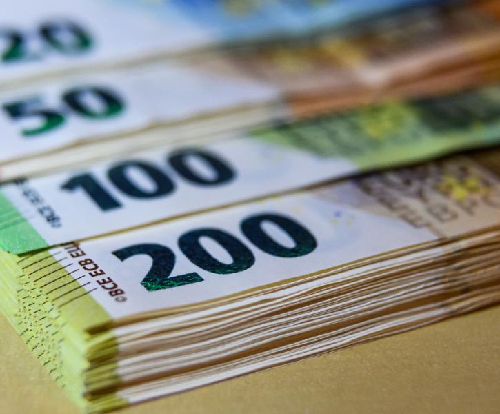 Χαρτονομίσματα ευρώ στοίβα