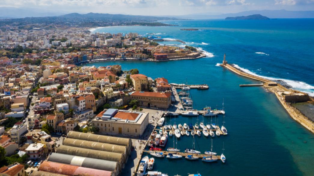 Βρέφος 1,5 έτους έπεσε από μπαλκόνι στα Χανιά, νοσηλεύεται σε ΜΕΘ Χανιά αεροφωτογραφία λιμάνι