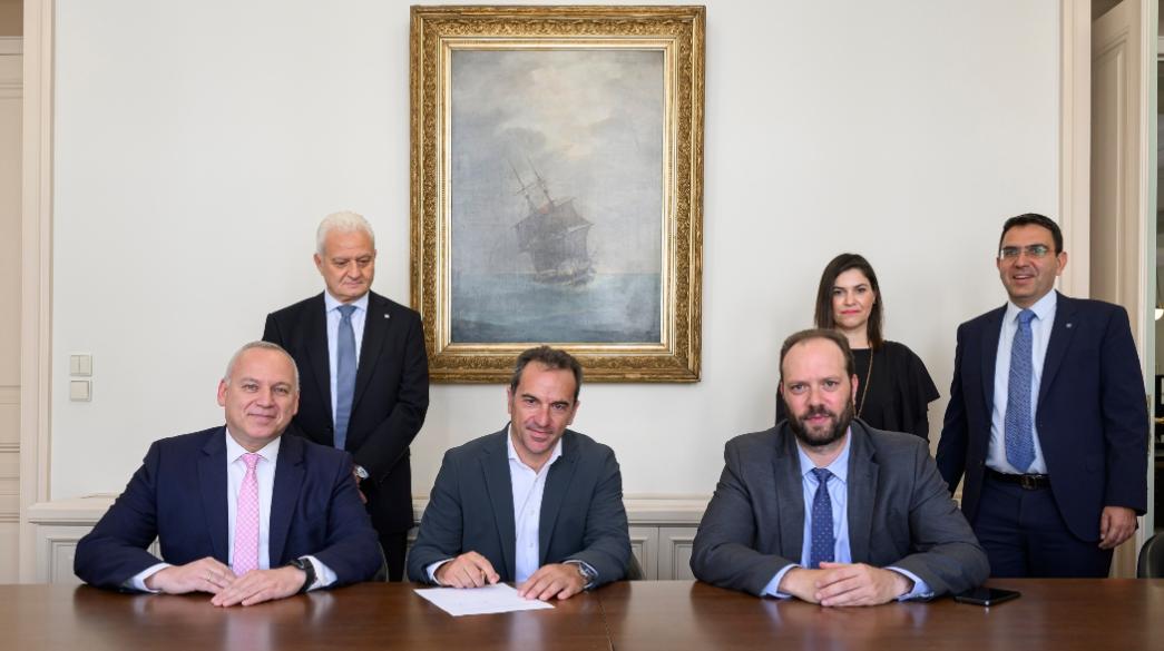 Στελέχη διοίκησης υπογράφουν