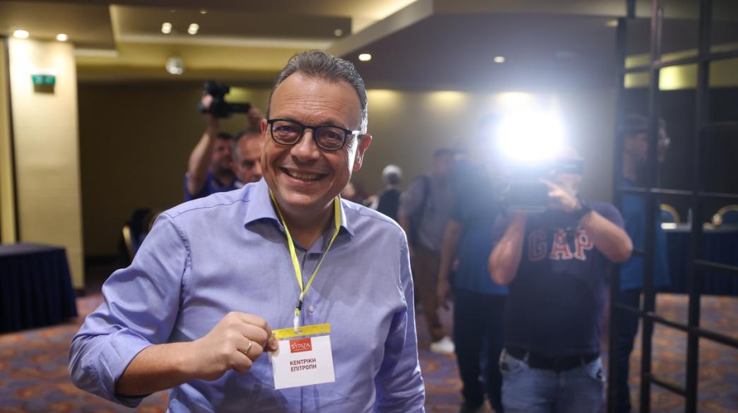 Σωκράτης Φάμελλος σε συνέδριο Σωκράτης Φάμελλος χαμογελαστός