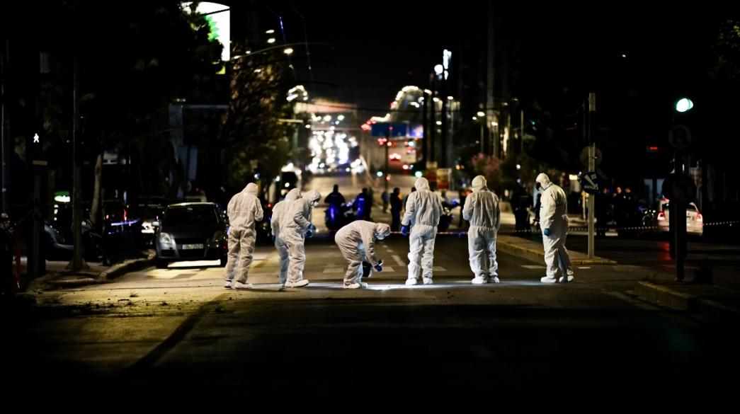 Αστυνομικοί σε έρευνα νύχτα