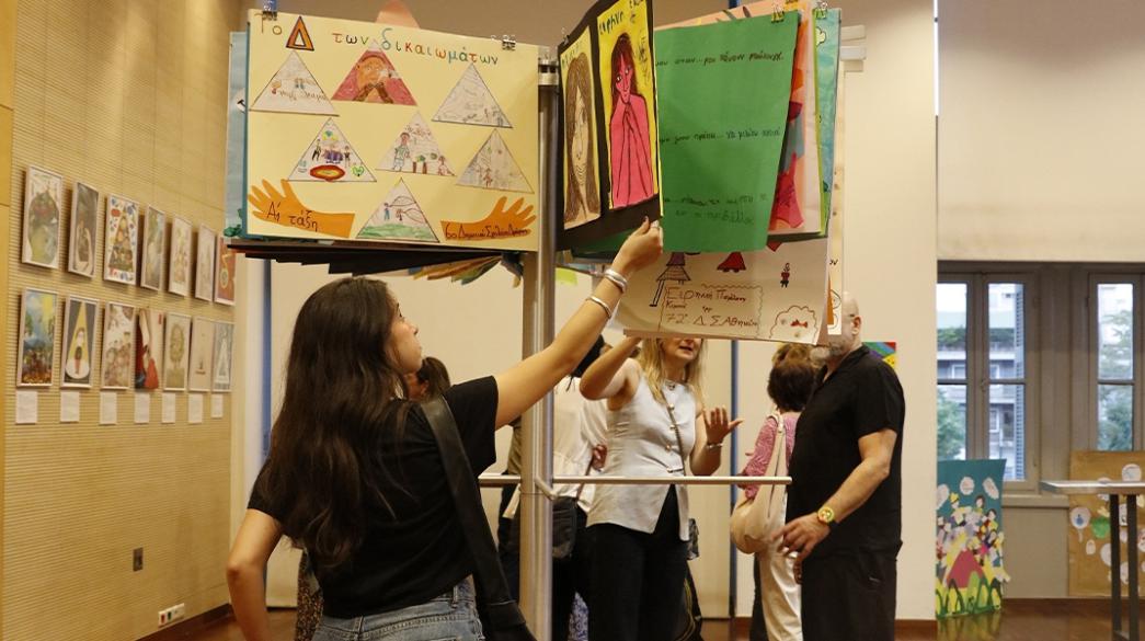 νεαρή κοπέλα έκθεση τέχνης