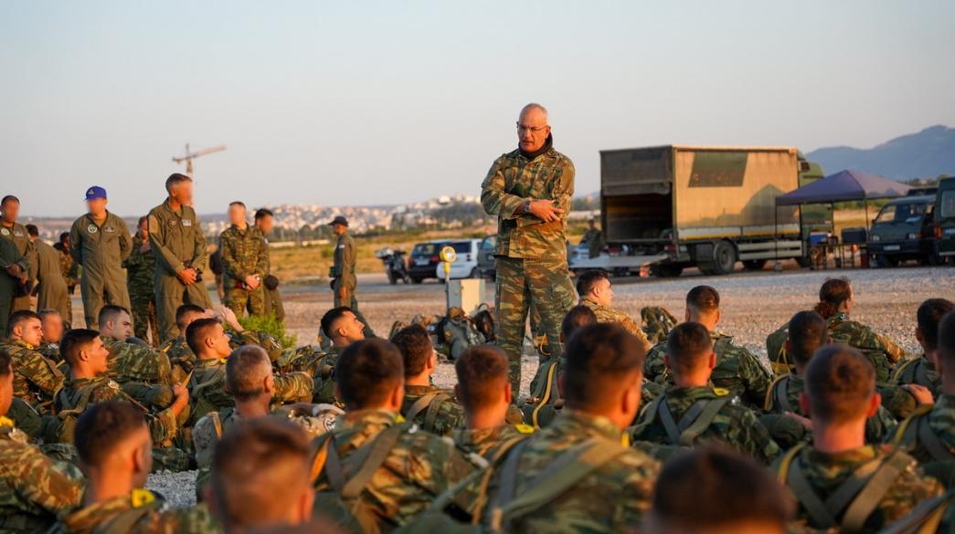 Αρχηγός ΓΕΕΘΑ με στρατιώτες