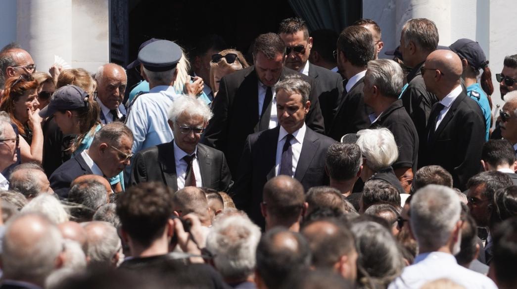 Πλήθος σε κηδεία