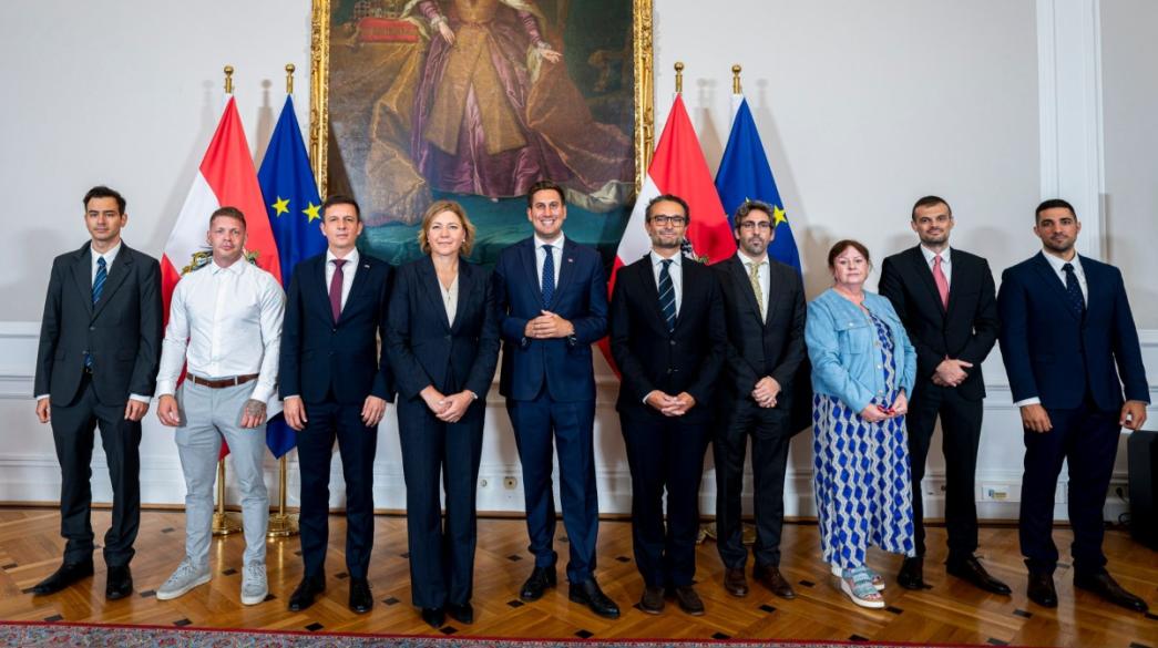 Βασίλης Καρκατζούνης
