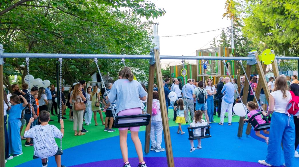 Παιδική χαρά γεμάτη παιδιά