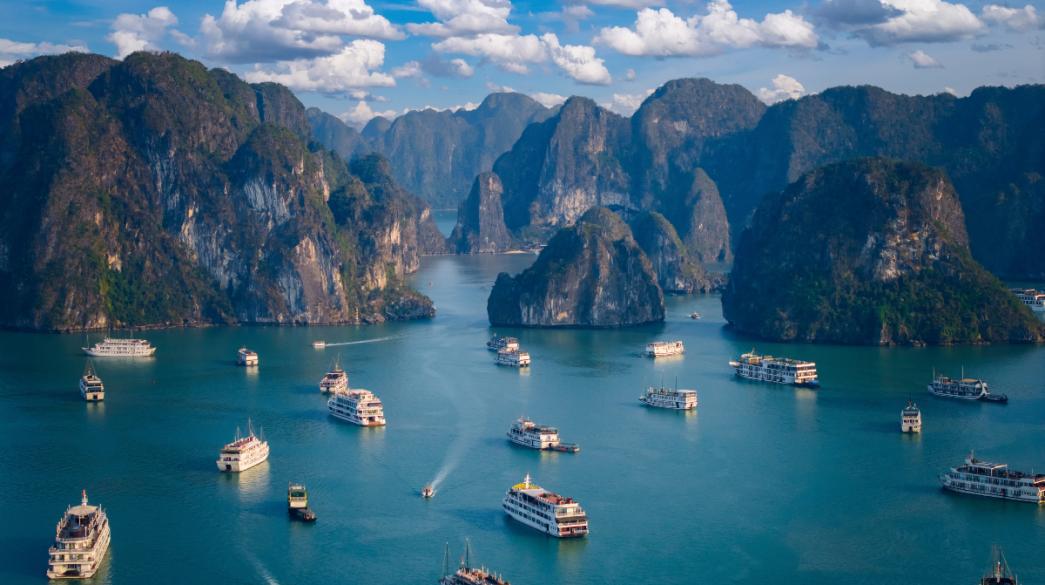 Βάρκες στον κόλπο Βιετνάμ Βάρκες σε κόλπο Βιετνάμ