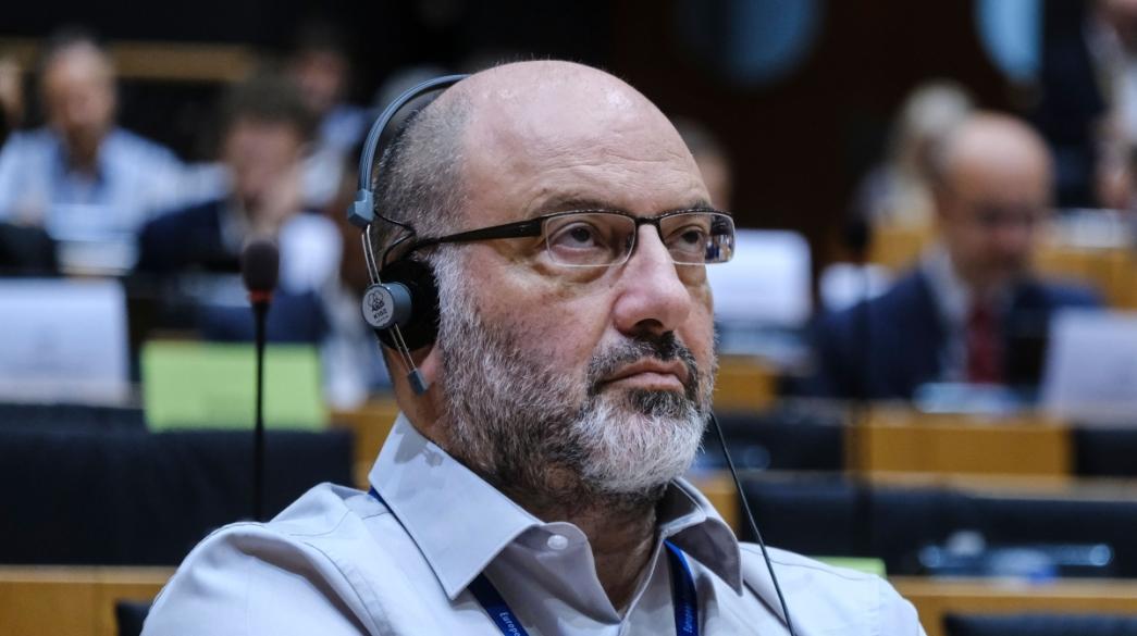 Άνδρας σε πολιτικό συνέδριο Άνδρας με ακουστικά συνεδρίου