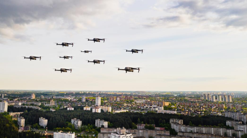 Σμήνος drones πάνω από πόλη