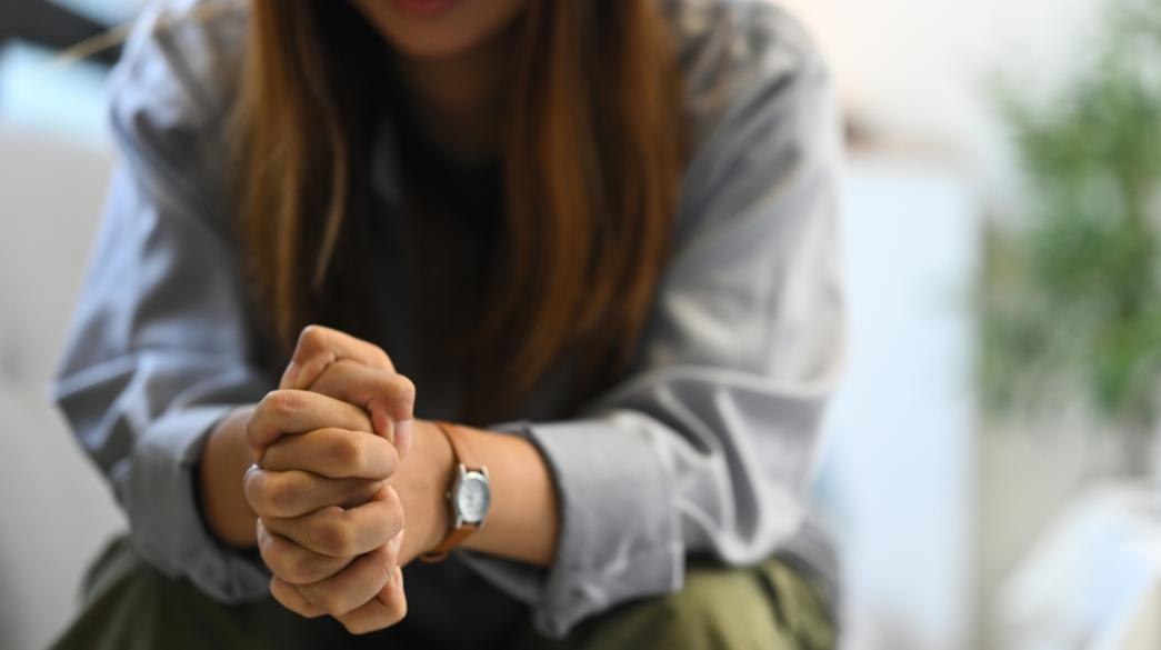 Σφιγμένα χέρια γυναίκας με κατάθλιψη Κατάθλιψη