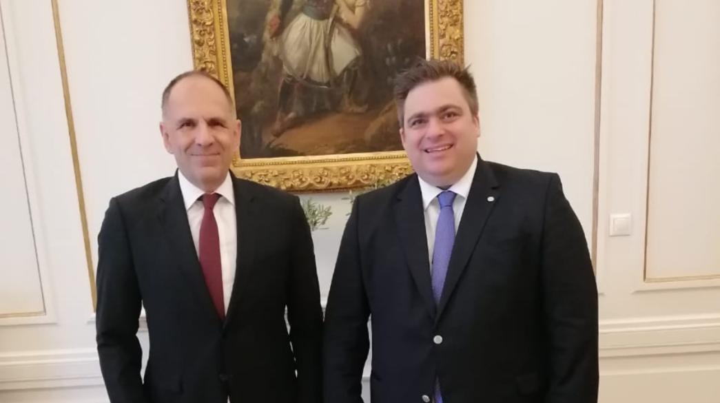 Ο υπουργός Εξωτερικών, Γιώργος Γεραπετρίτης και ο πρόεδρος της Κεντρικής Ένωσης Επιμελητηρίων Ελλάδας, Γιάννης Βουτσινάς Γεραπετρίτης, Βουτσινάς