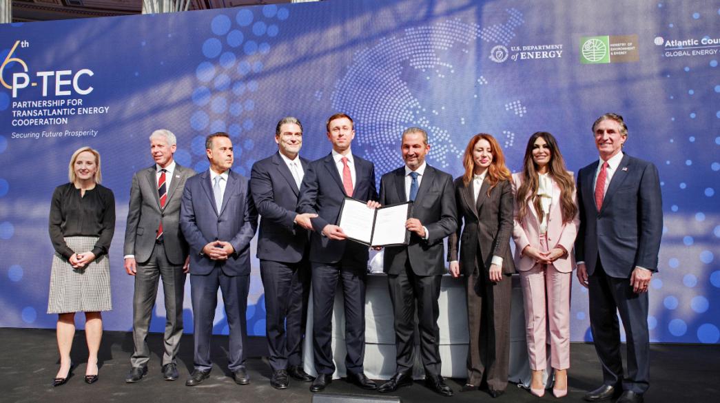 Άτομα για την συμφωνία του Ομίλου AKTOR