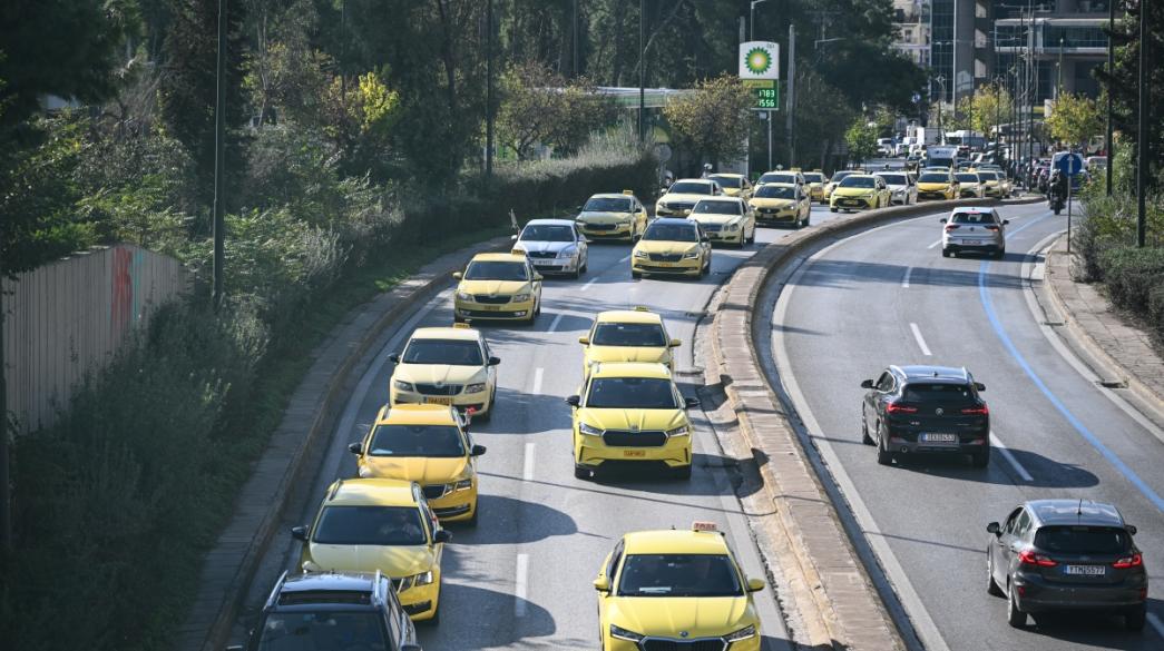Κίτρινα ταξί σε δρόμο
