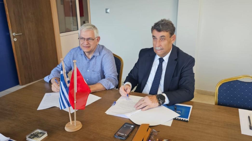 Άτομα από την ΕΤΒΑ ΒΙ.ΠΕ. που υπογράφουν μια συμφωνία