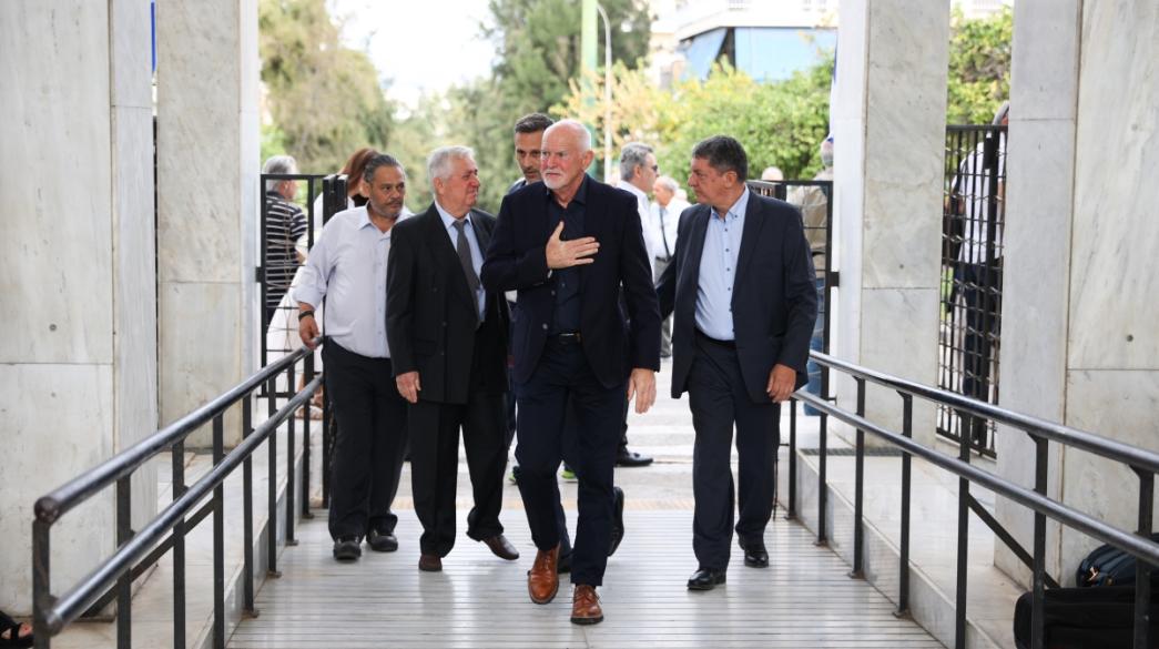 Ο Γιώργος Παπανδρέου στην κηδεία της μητέρας του Μαργαρίτας.