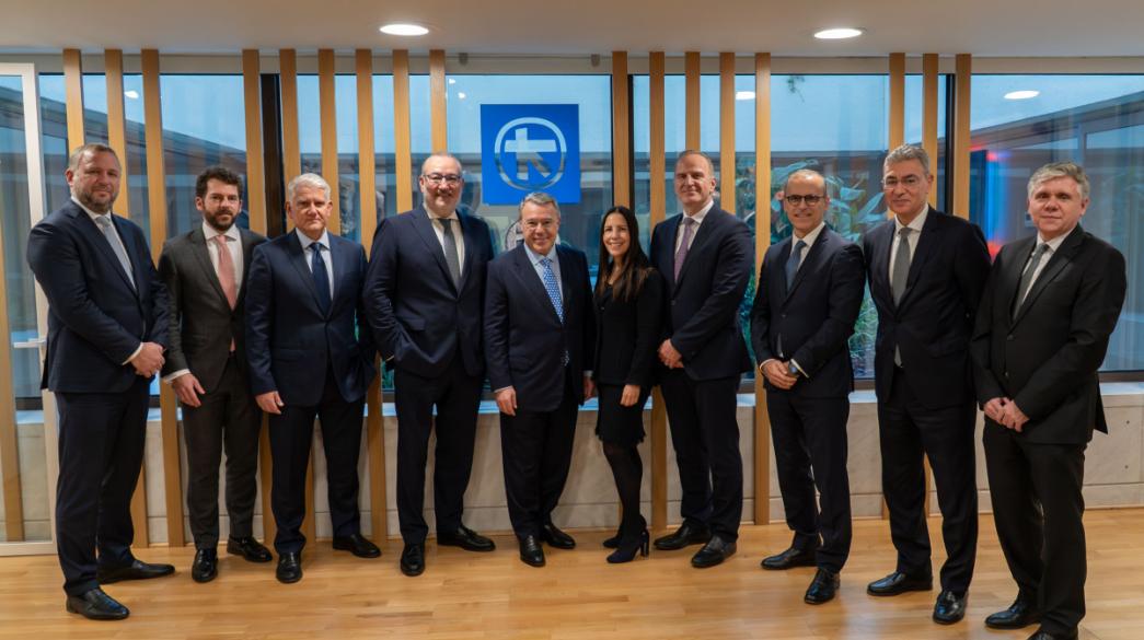 Άτομα της Alpha Bank και της AXIA