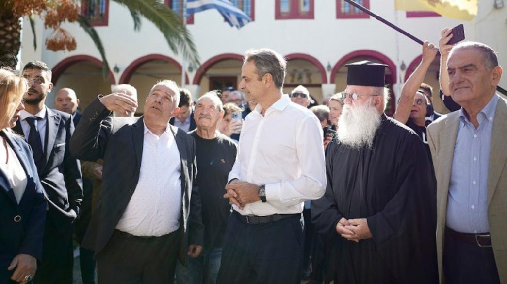 Κυριάκος Μητσοτάκης με πολίτες