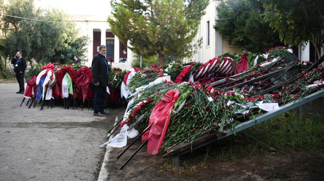 Στεφάνια στο Πολυτεχνείο