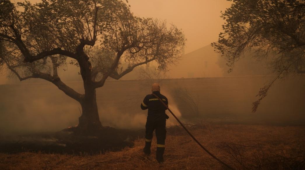Πυροσβέστης σε πυρκαγιά