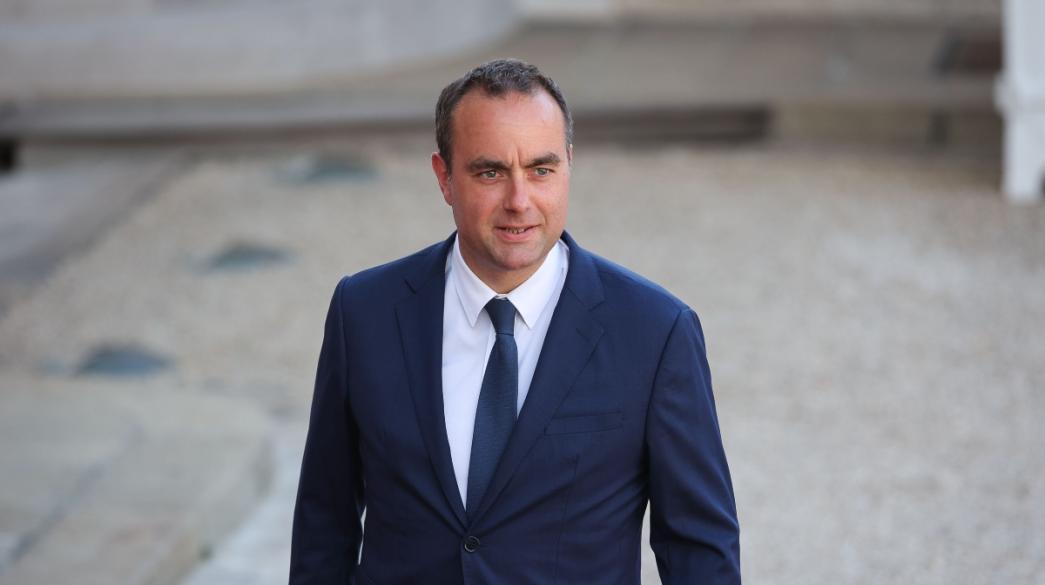 Σεμπαστιέν Λεκορνί με κοστούμι Σεμπαστιέν Λεκορνί πορτρέτο