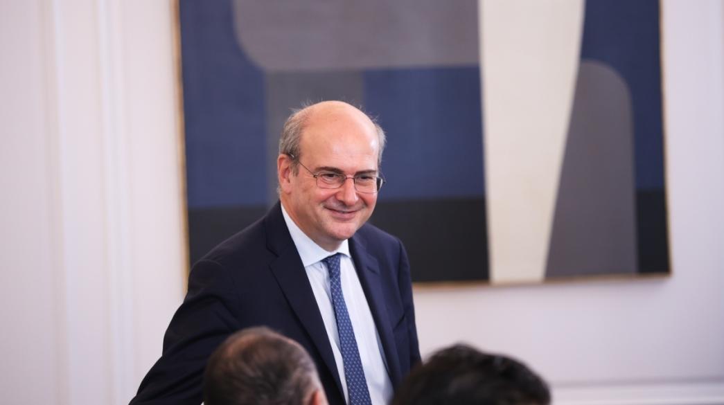 Κωστής Χατζηδάκης χαμογελά