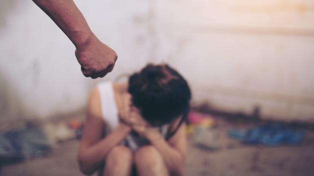 θύμα βίας κορίτσι