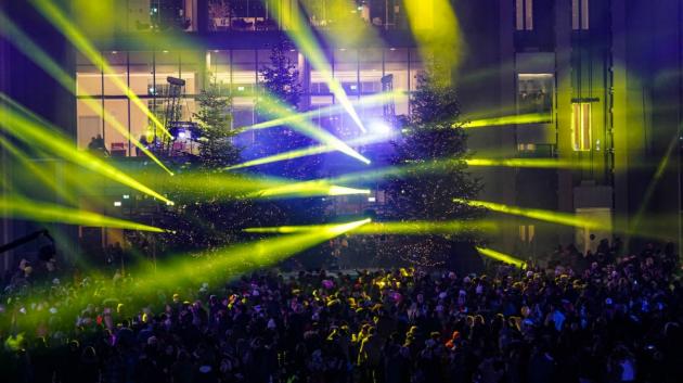 φωτισμένο πλήθος εορτασμού