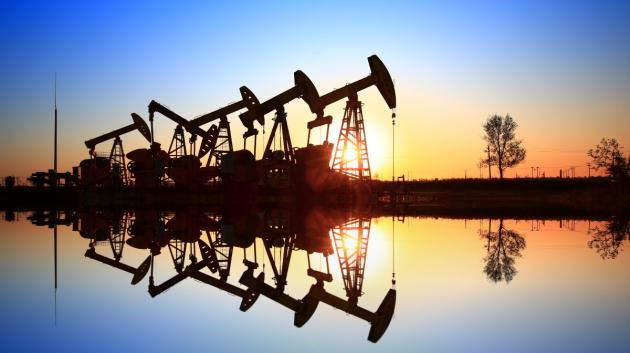 πετρελαϊκές αντλίες σε ηλιοβασίλεμα