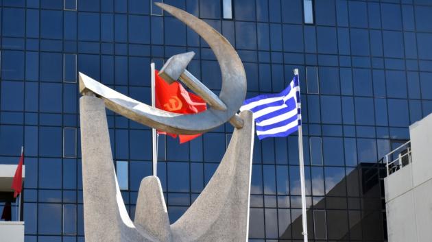 Άγαλμα ΚΚΕ στα γραφεία