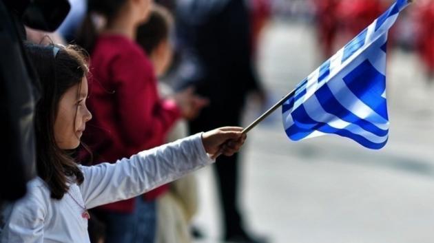 Παιδί με ελληνική σημαία