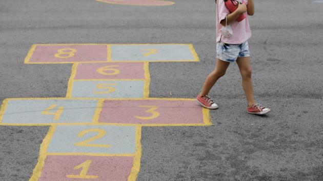 Παιδί σε σχολική αυλή