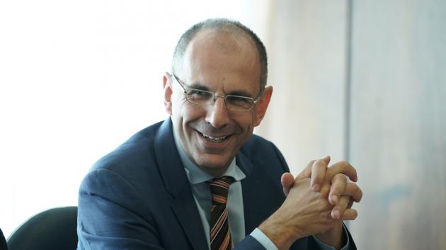 Γιώργος Γεραπετρίτης χαμογελαστός