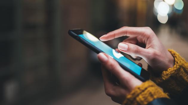 Χρήστης σε κινητό