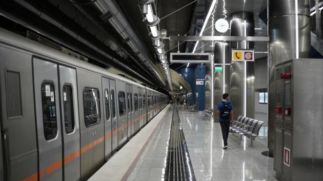 Σταθμός Μετρό Πειραιά με επιβάτη Μετρό Πειραιά σταθμός