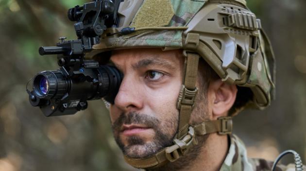 Στρατιώτης με μονοκιάλι νυχτερινής όρασης