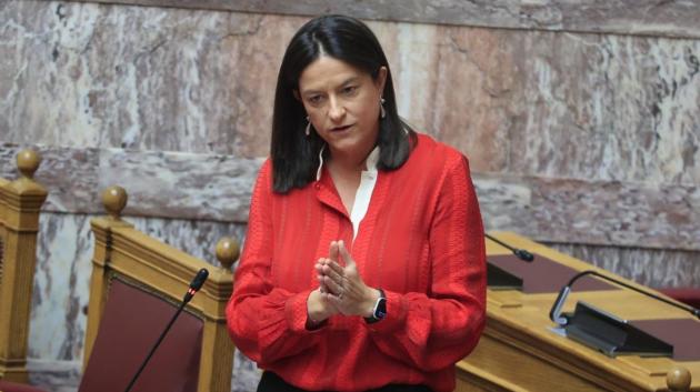 Νίκη Κεραμέως στη Βουλή