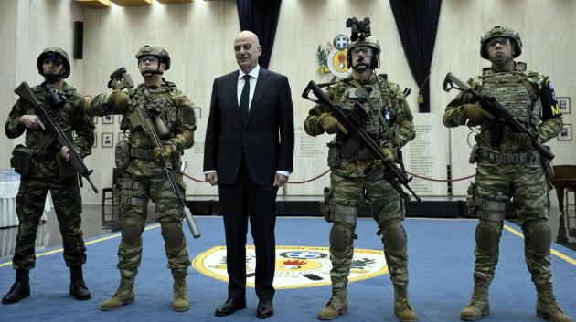 Νίκος Δένδιας και στρατιώτες