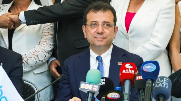 Εκρέμ Ιμάμογλου στο βήμα