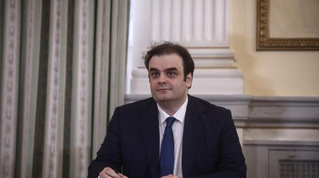 Κυριάκος Πιερρακάκης στο γραφείο